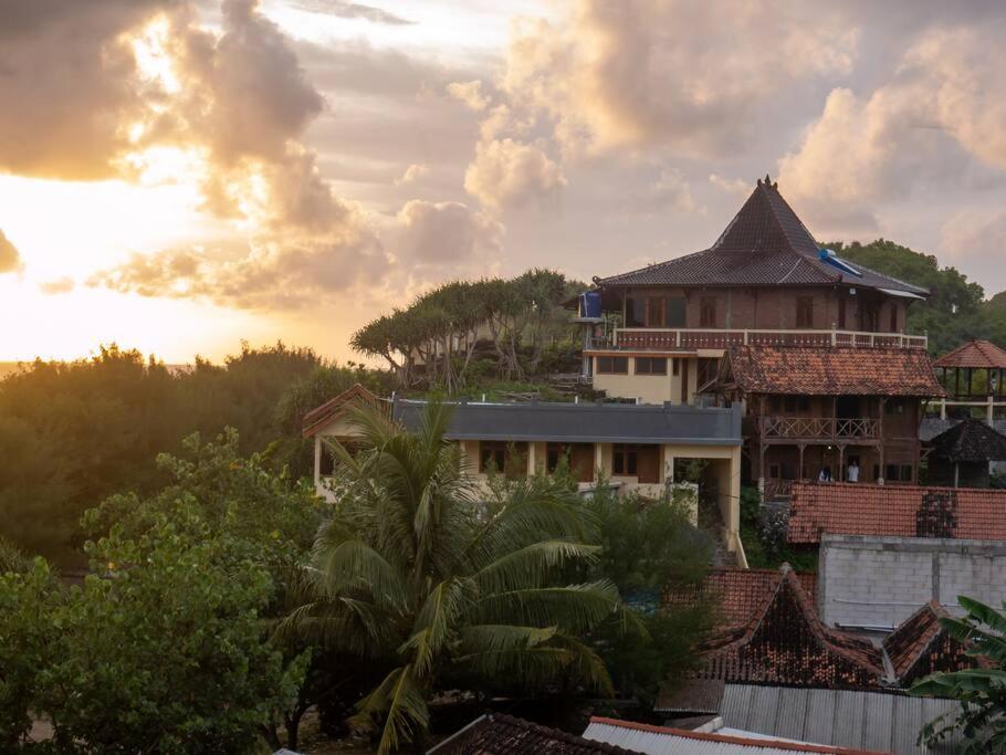 Villa Watu Kodok - Villa Located Close To The Beach Baron 외부 사진